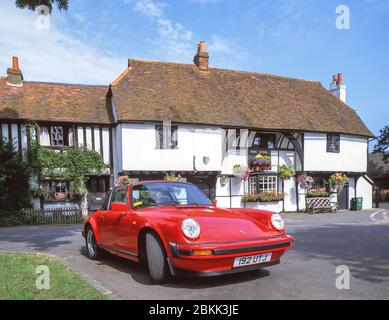 Klassischer Porsche 911 Carrera vor dem Bell Inn, Waltham St.Lawrence, Berkshire, England, Vereinigtes Königreich Stockfoto