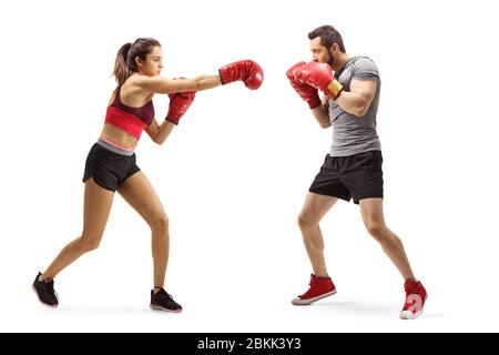 In voller Länge Aufnahme eines Mannes und einer Frau in Sportbekleidung Kampf mit Boxhandschuhen isoliert auf weißem Hintergrund Stockfoto