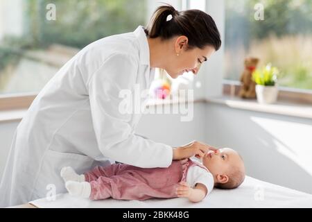 Weibliche Kinderarzt Arzt mit Baby in der Klinik Stockfoto