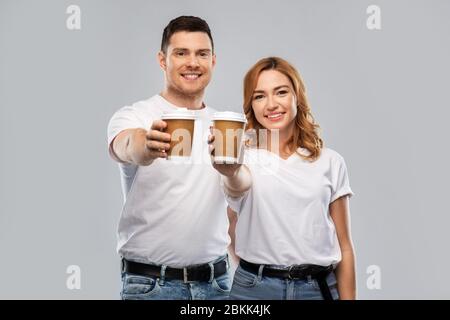 Portrait von glücklichen Paar mit Kaffeetassen zum Mitnehmen Stockfoto