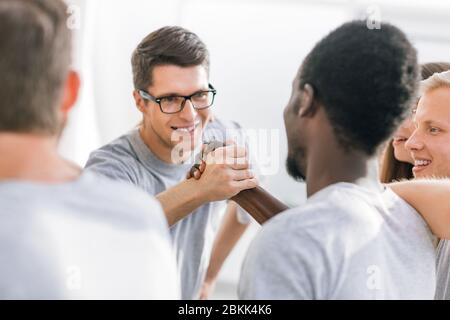 Nahaufnahme: Teilnehmer des internationalen Treffens erschüttern Stockfoto