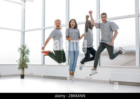 Glückliche junge Mitarbeiter haben Spaß im neuen Büro. Stockfoto