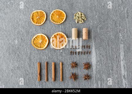 Trockene Orange, Zimt, Nelke, Anis und Kardamom Stockfoto