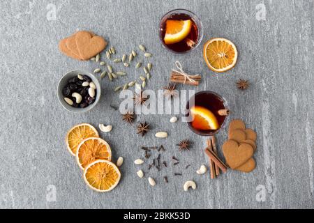 Heißer Glühwein, Orangenscheiben, Rosinen und Gewürze Stockfoto