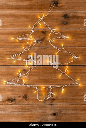 Girlande Lichter String in Form von weihnachtsbaum Stockfoto