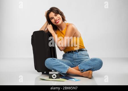 Frau mit Reisetasche, Flugticket, Karte und Kamera Stockfoto