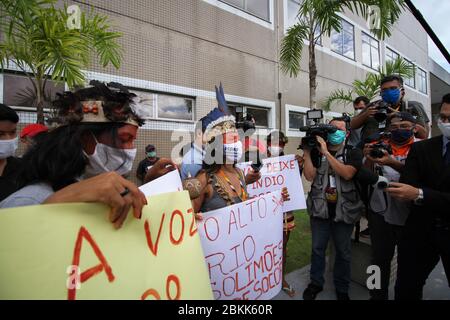 Manaus, Brasilien. Mai 2020. Vertreter indigener Organisationen aus dem Amazonasgebiet protestieren vor dem Delphina Azziz Krankenhaus und fordern eine bessere medizinische Versorgung angesichts der grassierenden Corona-Pandemie. Die Demonstration fand statt, als der Gesundheitsminister des Landes die Region besuchte. Der Gesundheitsdienst in Manaus ist aufgrund der steigenden Zahl von Covid-19-Infizierten an seiner Grenze. In diesem Zusammenhang wurde den indigenen Völkern geraten, ihre Gemeinschaften nicht zu verlassen. Kredit: Lucas Silva/dpa/Alamy Live News Stockfoto