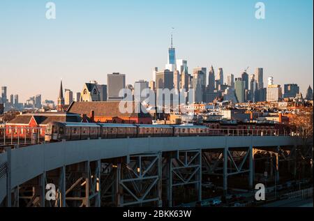 BROOKLYN, NEW YORK - MAI 1.2020:Zug Ankunft an einer U-Bahnstation in Brooklyn New York an einem sonnigen Sommertag Stockfoto