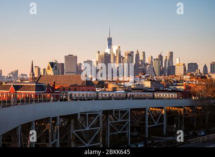 BROOKLYN, NEW YORK - MAI 1.2020:Zug Ankunft an einer U-Bahnstation in Brooklyn New York an einem sonnigen Sommertag Stockfoto