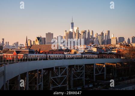 BROOKLYN, NEW YORK - MAI 1.2020:Zug Ankunft an einer U-Bahnstation in Brooklyn New York an einem sonnigen Sommertag Stockfoto