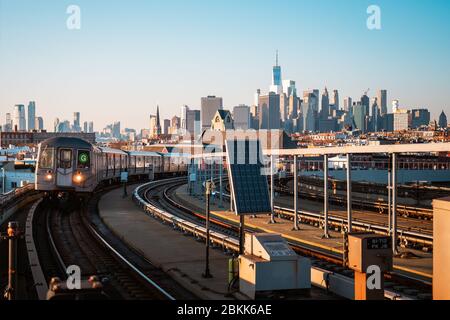 BROOKLYN, NEW YORK - MAI 1.2020:Zug Ankunft an einer U-Bahnstation in Brooklyn New York an einem sonnigen Sommertag Stockfoto