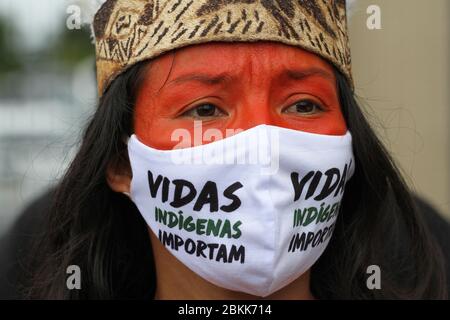 Manaus, Brasilien. Mai 2020. "Indigenes Leben ist wichtig", steht auf der Gesichtsmaske eines indigenen Demonstranten bei einem Protest vor dem Delphina Azziz Krankenhaus. Vertreter indigener Organisationen aus dem Amazonasgebiet haben angesichts der grassierenden Corona-Pandemie eine bessere medizinische Versorgung gefordert. Die Demonstration fand statt, als der Gesundheitsminister des Landes die Region besuchte. Das Gesundheitswesen in Manaus ist an seiner Grenze. Kredit: Lucas Silva/dpa/Alamy Live News Stockfoto