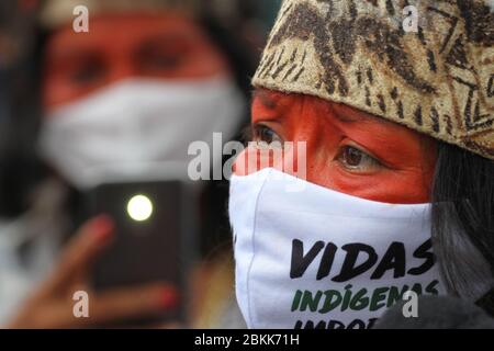 Manaus, Brasilien. Mai 2020. "Indigenes Leben ist wichtig", steht auf der Gesichtsmaske eines indigenen Demonstranten bei einem Protest vor dem Delphina Azziz Krankenhaus. Vertreter indigener Organisationen aus dem Amazonasgebiet haben angesichts der grassierenden Corona-Pandemie eine bessere medizinische Versorgung gefordert. Die Demonstration fand statt, als der Gesundheitsminister des Landes die Region besuchte. Das Gesundheitswesen in Manaus ist an seiner Grenze. Kredit: Lucas Silva/dpa/Alamy Live News Stockfoto