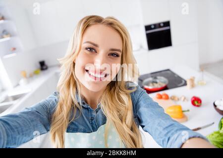 Hallo liebe Follower. Nahaufnahme Foto von schönen Hausfrau machen Selfies Aufnahme Video vlog Kochen Blogger leckere vegane Mahlzeit Quarantäne zu Hause bleiben Stockfoto