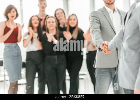 Nahaufnahme. Geschäftsleute grüßen sich. Stockfoto