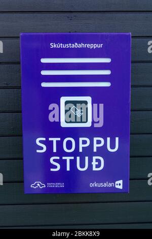 Ein Orkusalan Elektroauto-Ladepunkt/Station/Parkplatzschild in Skútustaðahreppur, Myvatn, Island. Stockfoto