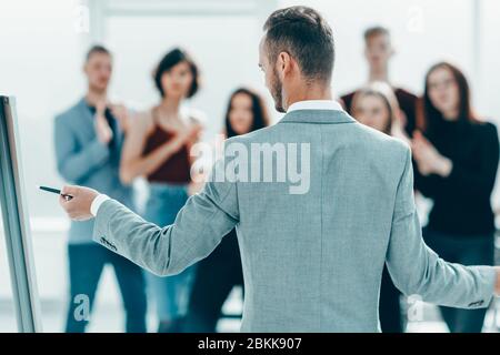 Rückansicht. Sprecher steht vor dem Seminarpublikum Stockfoto