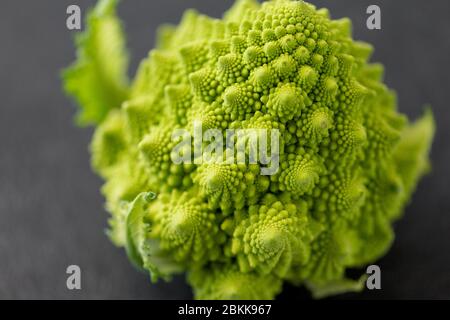 Nahaufnahme von romanesco Brokkoli auf dem Tisch Stockfoto