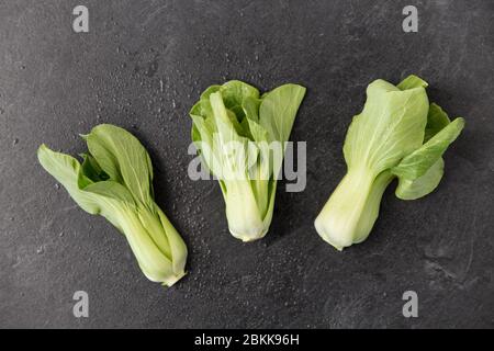 Nahaufnahme von Bok Choy Kohl auf Schiefer Hintergrund Stockfoto