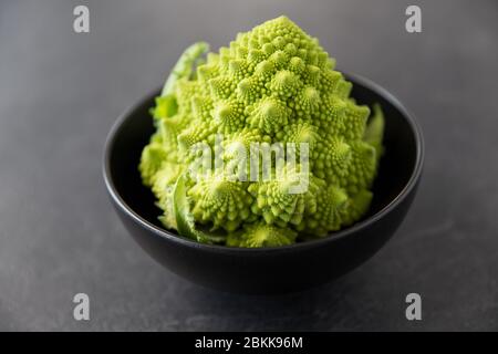 Nahaufnahme von romanesco Brokkoli in der Schüssel Stockfoto