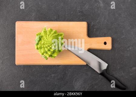 romanesco Brokkoli und Messer auf Schneidebrett Stockfoto