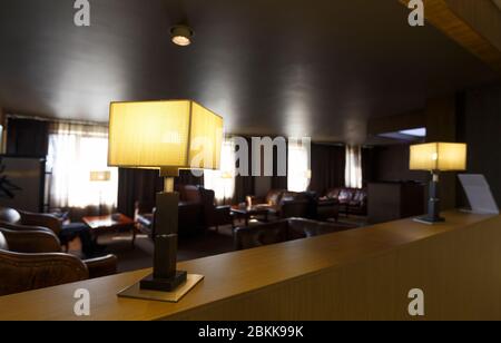 Helle Lampen im Hotel mit Ledersofas und Sesseln Stockfoto