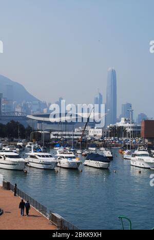 Yachten Boote zwei International Finance Center, 2 IFC, Towers Hong Kong Skyline in Victoria Harbour Hong Kong Skyline Stockfoto