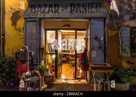 Blick bei Nacht auf den Bazar du Panier, eines der typischsten Geschäfte im Viertel Le Panier, dem ältesten Viertel von Marseille Stockfoto