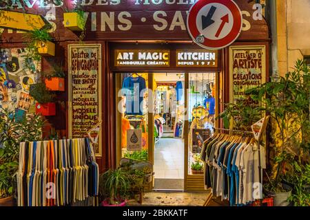 Marseille, Frankreich, 2. Januar 2020 - Nachtansicht des Jugendkleiderladens im Le Panier Viertel in Marseille Stockfoto