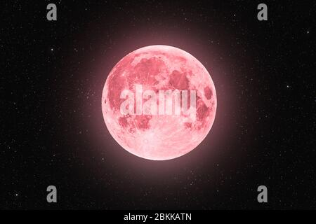 Rosa Vollmond mit rosa Halo von Sternen auf schwarzem Himmel Hintergrund umgeben glühen Stockfoto