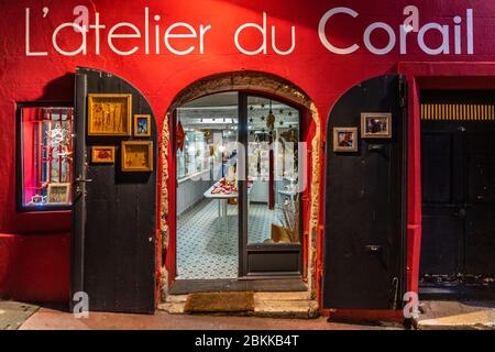 Marseille, Frankreich, 2. Januar 2020 – EINE farbenfrohe Boutique mit handgefertigtem Schmuck im Viertel Le Panier in Marseille Stockfoto