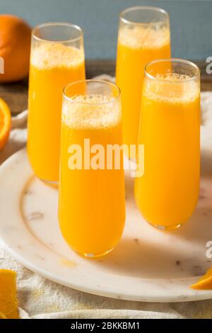 Alkoholfreies Champagner Mimosa mit Orangensaft trinkfertig Stockfoto