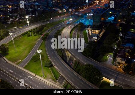 Buenos Aires, Argentinien - 21. April 2020: Unbekannte Autos fahren während der Sperrzeit von Buenos Aires in Buenos A. schnell über die Panamerikanische Autobahn Stockfoto