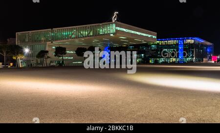 Nachtansicht der Villa Mediterranee, die vom Architekten Stefano Boeri und dem MuCEM Museum im Hintergrund entworfen wurde. Marseille, Frankreich, 1. Januar 2020 Stockfoto