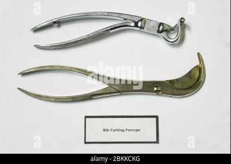 Eine Vintage-Paar Rib-Schneidezange, die in orthopädischen Operationen verwendet wird. Stockfoto