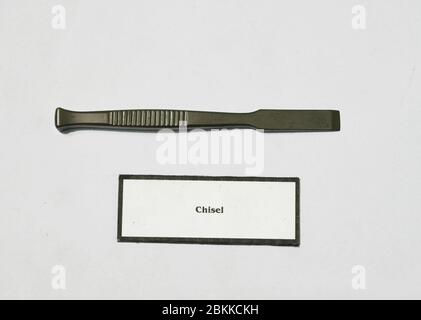 Ein klassisches medizinisches Instrument ein Meißel, entwickelt für den Einsatz in einer Leichenhalle, Pathologie oder Laborumgebung. . Stockfoto