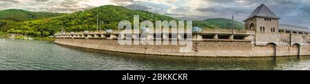 Panorama vom Edersee-Staudamm im Sommer nordhessen - deutschland Stockfoto