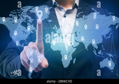 Geschäftsmann mit weltweiter Businesskarte auf interaktivem Board Stockfoto