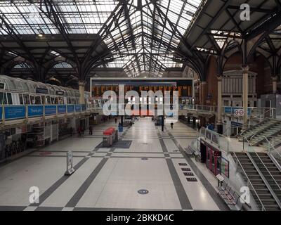London. GROSSBRITANNIEN. Mai, Montag, den 4. Mai 2020. Blick auf den Bahnhof Liverpool Street um 8 Uhr während der Lockdown. Stockfoto