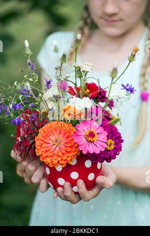 Mädchen, dass eine schöne helle Strauß Wildblumen in Ihren Händen Stockfoto