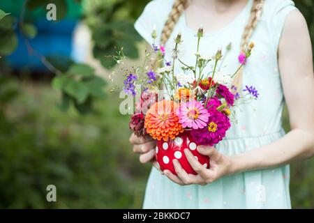 Mädchen, dass eine schöne helle Strauß Wildblumen in Ihren Händen Stockfoto