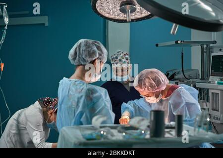 Gruppe von Chirurgen im Operationssaal. Ärzteteam der Chirurgie im OP-Saal. Stockfoto