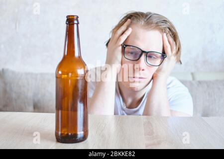 Ein betrunkener Mann mit Brille leidet zu Hause an einem Kater. Nahaufnahme. Stockfoto