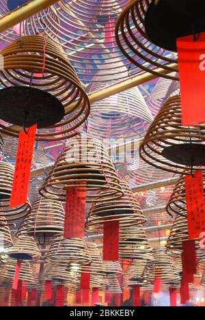 Hängende Bamboo Laternen Innere Buddhistischer Tempel Nebel Rauch Räucherstäbchen Lichter Rot Hong Kong Stockfoto