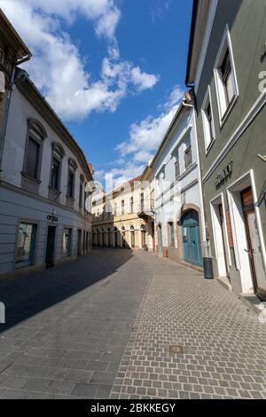 Eger, Ungarn - 04 25 2020: Leere Straße in Eger, Ungarn Stockfoto