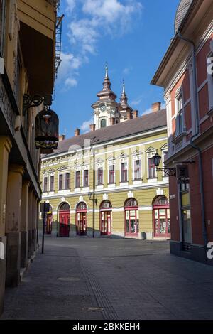 Eger, Ungarn - 04 25 2020: Leere Straße in Eger, Ungarn Stockfoto