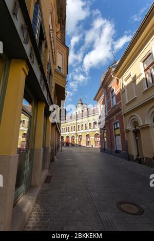 Eger, Ungarn - 04 25 2020: Leere Straße in Eger, Ungarn Stockfoto