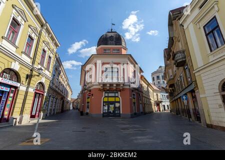 Eger, Ungarn - 04 25 2020: Leere Straße in Eger, Ungarn Stockfoto