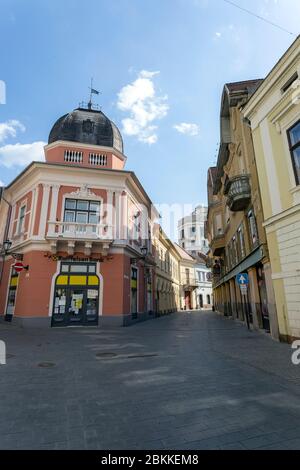 Eger, Ungarn - 04 25 2020: Leere Straße in Eger, Ungarn Stockfoto