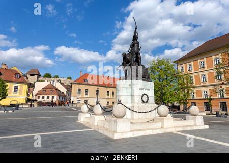 Eger, Ungarn - 04 25 2020: Dobo Platz in Eger, Ungarn mit der Burg im Hintergrund an einem Frühlingsabend. Stockfoto